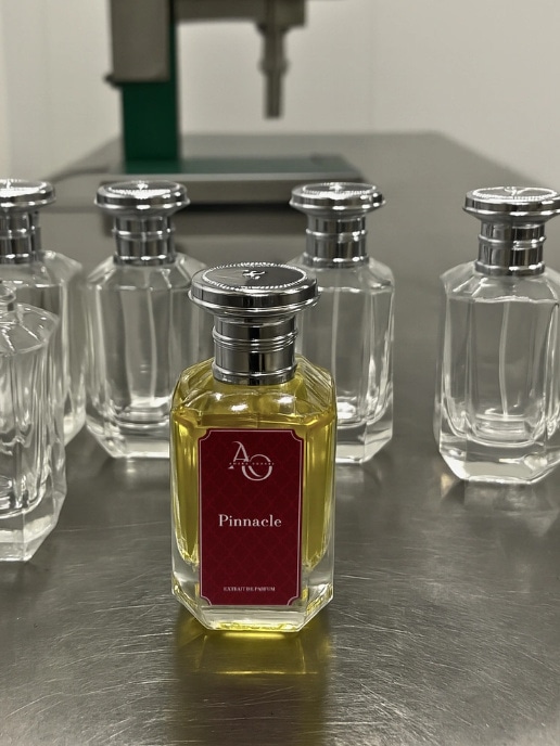 Pinnacle framför tomma flaskor och fyllningsmaskinen i vår produktion i Borås